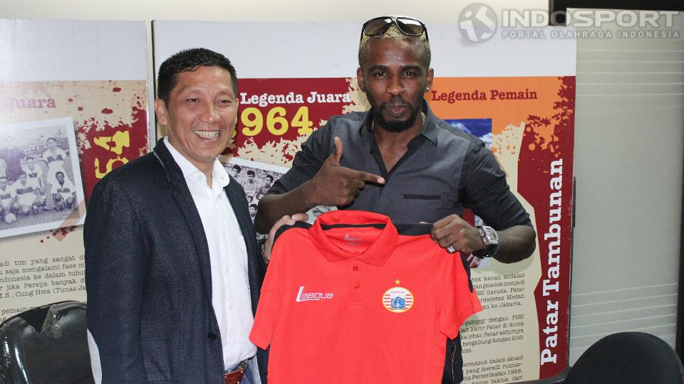 Greg Nwokolo (kanan) bersama Ketua Umum Persija Ferry Paulus usai penandatangan kontrak di kantor Persija, Senayan, Jakarta, Jumat (5/12/14).